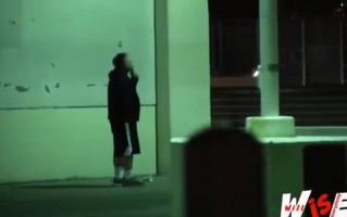 恶搞路人拿东西视频素材，恶搞路人拿东西视频素材大全